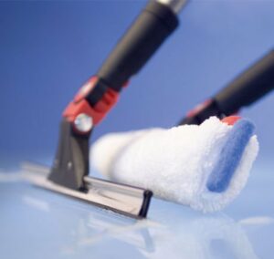 03-window-cleaning-01-evolution-window-cleaning-02-evolution-window-wiper-evolution-washer-squeegee-inuse-580×550