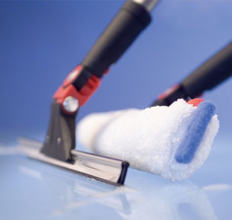 03-window-cleaning-01-evolution-window-cleaning-02-evolution-window-wiper-evolution-washer-squeegee-inuse-580×550