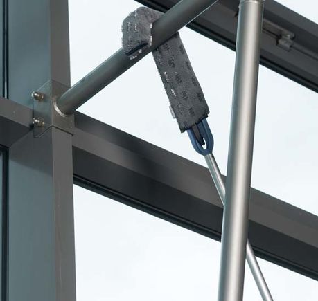 11-above-the-floor-tools-04-multi-duster-multiduster-use2-580×550