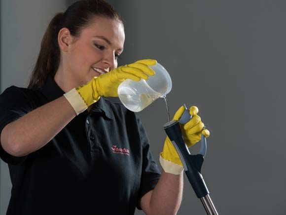 04-floor-cleaning-23-spray-pro-inox-spraypro-inox-use2-580×435-1